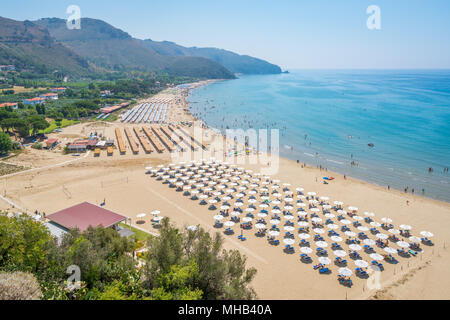 Vista estiva a Sperlonga, la provincia di Latina, Lazio, Italia centrale. Foto Stock