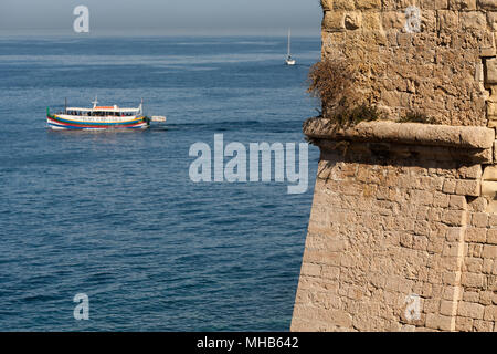 Un tour in barca del porto passa attraverso gli antichi merli di la Valletta, Malta Foto Stock