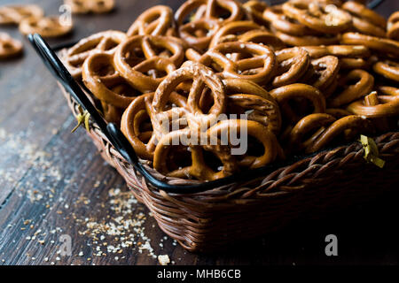 Organica marrone Mini pretzel salati cracker nel cesto di legno. I cibi  tradizionali Foto stock - Alamy