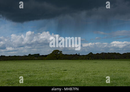 Aprile doccia sopra Iver Heath, Buckinghamshire, UK Foto Stock