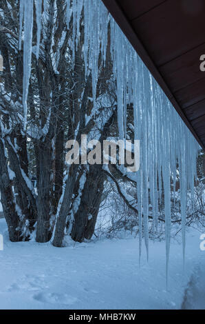 Ghiaccioli formata su un tetto di casa durante il periodo invernale in Lake Tahoe, Nevada, Stati Uniti. Foto Stock