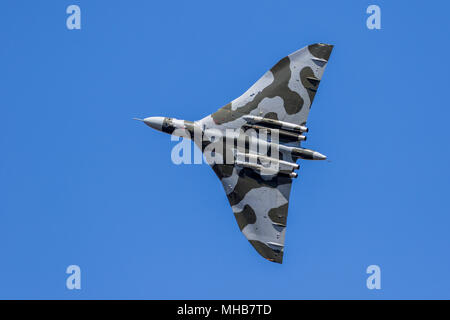 Addio al bombardiere Vulcan xh558 come ella si diparte RAF Fairford per l ultima volta banking off nel bel blu cieli Luglio 2015 Foto Stock