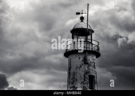 Vecchio faro con nuvole temporalesche. Hale Capo Faro Liverpool, Merseyside. Foto Stock