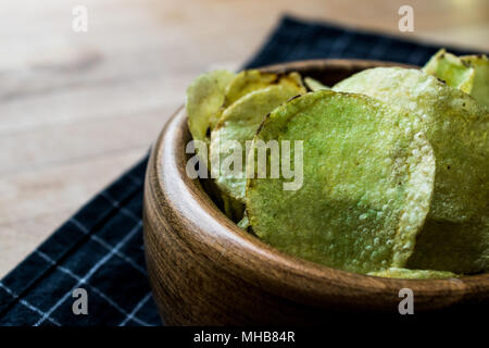 Wasabi Chips in una ciotola di legno. Concetto di snack. Foto Stock