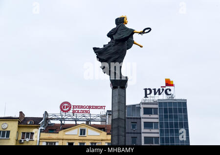 Sveta Sofia statua in Serdika, Sofia, Bulgaria, con la costruzione di PWC in background Foto Stock