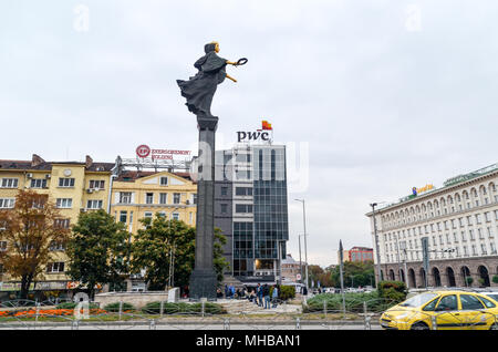 Sveta Sofia statua in Serdika, Sofia, Bulgaria, con la costruzione di PWC in background Foto Stock