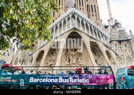 La folla di turisti a bordo di un bus BarcelonaBusTuristic davanti alla Sagrada Familia di Barcellona Foto Stock