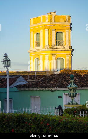 Torre di colore giallo e blu case prese in Trinidad, Cuba Foto Stock