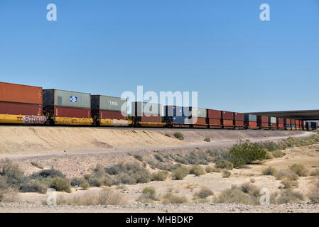 Scatole di contenimento su un treno merci in Barstow, California Foto Stock