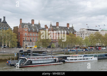 Sightseeing imbarcazioni ormeggiate lungo il Tamigi a Londra vicino al Westminster Bridge. Foto Stock