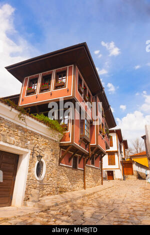 Tipica architettura,storiche case medievali,città vecchia street view con gli edifici colorati a Plovdiv, in Bulgaria. Foto Stock