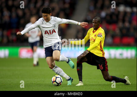 Tottenham Hotspur il figlio Heung-Min (sinistra) e Watford's Abdoulaye Doucoure battaglia per la palla durante il match di Premier League allo Stadio di Wembley. Londra. Foto Stock