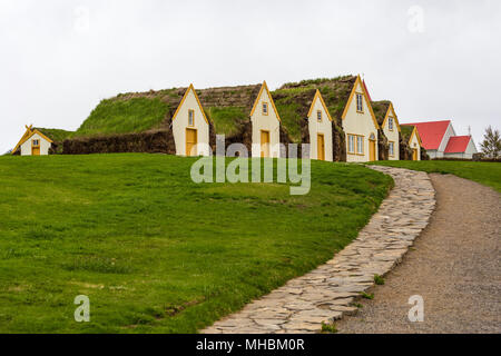 Villaggio Glaumbaer e piccoli cottage con tetti di tappeto erboso nel nord dell'Islanda Foto Stock