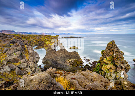 Gatklettur arch rock vicino Hellnar, Snaefellsnes Peninsula, Islanda Foto Stock