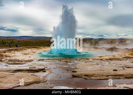 Il grande Geysir scoppierà in primavera, Islanda Foto Stock