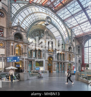 Turisti e pendolari nella bella e storica stazione centrale di Antwerp Foto Stock