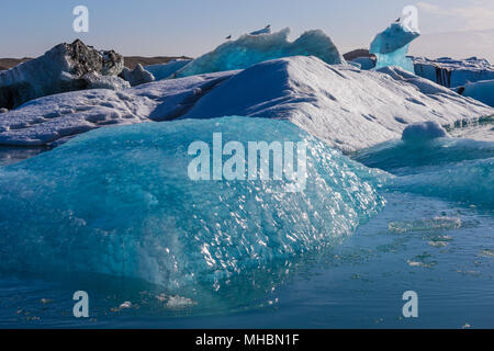 Iceberg galleggianti in laguna glaciale Jokullsarlon, Sud Islanda Foto Stock
