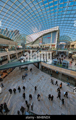 Interno della Trinità moderna Leeds Shopping center nel centro di Leeds Foto Stock