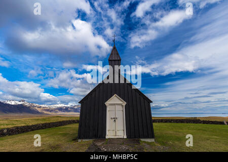 La chiesa nera noto come Budakirkja in Budir, Islanda Foto Stock