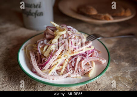 Svizzera insalata di salsiccia, servita in una piastra su un tavolo di legno, Baviera, Germania Foto Stock