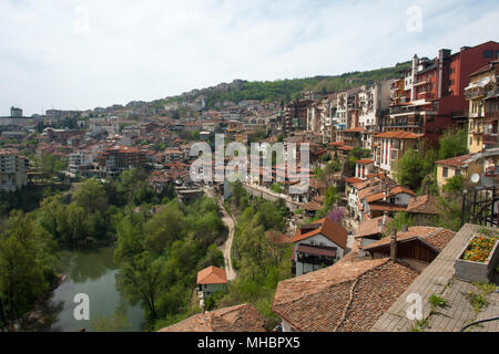 Tipica architettura,storiche case medievali,città vecchia street view con gli edifici colorati a Veliko Tarnovo, Bulgaria Foto Stock