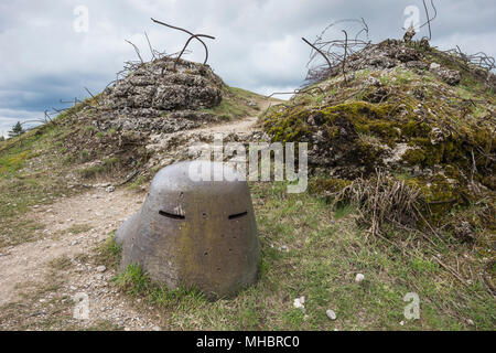 Torre di osservazione con osservazione di fenditure, fori di proiettile in un guscio di acciaio, area distrutta, Fort de Vaux, Memorial e Museo Foto Stock