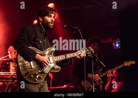 La svedese indie rock band Shout Out Louds live in Schüür Luzern, Svizzera Adam Olenius, voce, chitarra Ted Malmros Foto Stock