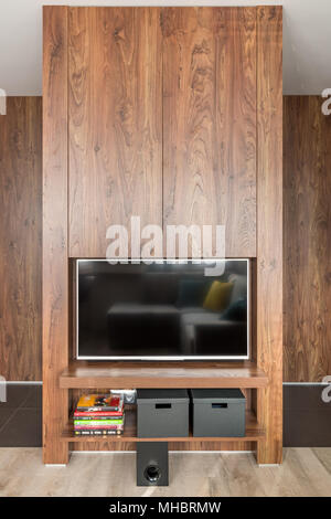 Tv appeso alla parete di legno in moderno appartamento Foto Stock