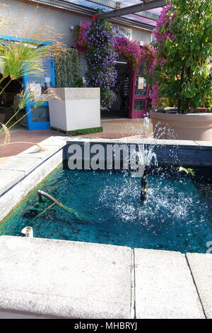 L'uomo ha fatto fontane ad acqua e piscina per giardino decorazione Foto Stock