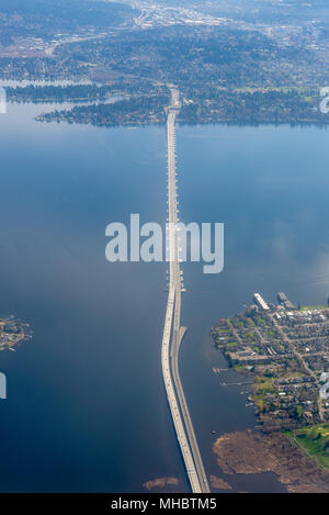 Vista aerea del punto di Evergreen galleggiante ponte sopra il Lago Washington in Seattle, Washington. Foto Stock