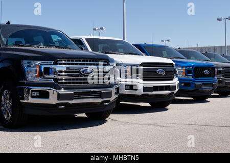 Lafayette - Circa Aprile 2018: Ford locale di auto e camion concessionaria. Ford vende i propri prodotti sotto il Lincoln e marchi Motorcraft IX Foto Stock