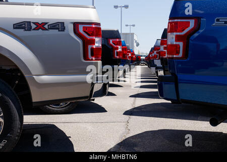 Lafayette - Circa Aprile 2018: Ford locale di auto e camion concessionaria. Ford vende i propri prodotti sotto il Lincoln e marchi Motorcraft X Foto Stock