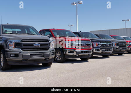 Lafayette - Circa Aprile 2018: Ford locale di auto e camion concessionaria. Ford vende i propri prodotti sotto il Lincoln e marchi Motorcraft XII Foto Stock