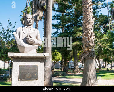 Busto statua di Diego Palazuelos, Plaza de Armas, la piazza centrale di Santa Cruz regione vinicola, Valle di Colchagua, Cile, Sud America Foto Stock