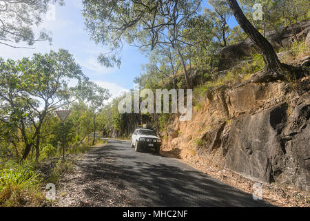 4X4 Nissan Patrol guidando attraverso Davies Creek National Park, vicino Mareeba Aeroporto, estremo Nord Queensland, FNQ, QLD, Australia Foto Stock