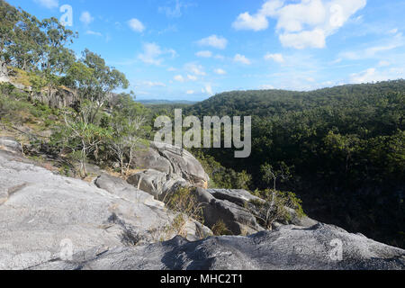 Vista da Davies Creek Falls lookout che affaccia sul pittoresco Davies Creek National Park e Dinden National Park, vicino Mareeba Aeroporto, estremo Nord Queensland, Foto Stock