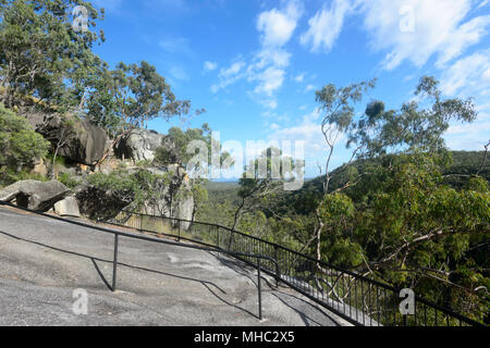 Vista da Davies Creek Falls lookout che affaccia sul pittoresco Davies Creek National Park e Dinden National Park, vicino Mareeba Aeroporto, estremo Nord Queensland, Foto Stock