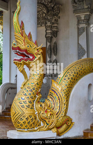 Dettaglio di un buddista Naga Snake in Wat Chedi Luang, Chiang Mai, Thailandia Foto Stock