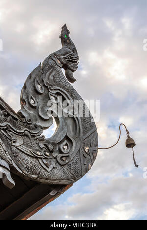 Dettaglio di un buddista Naga Snake in Wat Chedi Luang, Chiang Mai, Thailandia Foto Stock