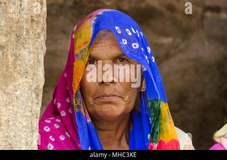 KUMBHALGARH, India - 21 novembre 2016: Primo piano delle donne anziane a Kumbhalgah fort palace. Un sito del Patrimonio Mondiale nel Rajasthan. Foto Stock