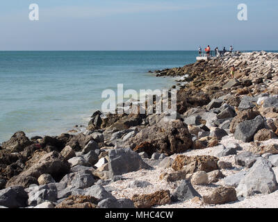 Persone di pesca dal pass-a-Grille Southwest Jetty, San Pietroburgo, Florida, Stati Uniti d'America 2017 © Katharine Andriotis Foto Stock