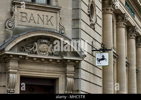 Esterno del Lloyds Bank Cheltenham High Street ramo con segno Lloyds / logo Foto Stock