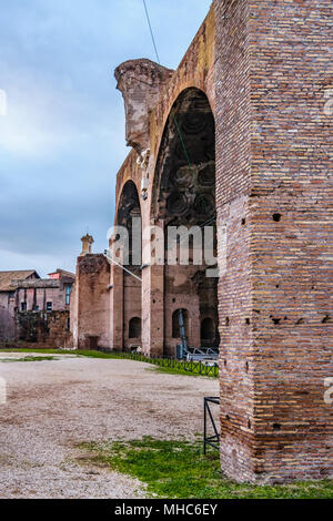 Prospettiva esterna vista della basilica di Massenzio a Roma città, Italia Foto Stock