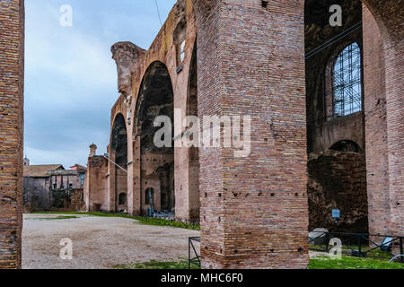 Prospettiva esterna vista della basilica di Massenzio a Roma città, Italia Foto Stock