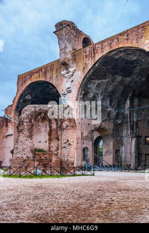 Prospettiva esterna vista della basilica di Massenzio a Roma città, Italia Foto Stock