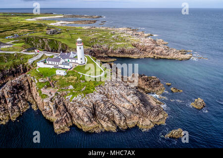 Fanad faro capo in un assolato pomeriggio estati sulla costa settentrionale di Co Donegal, Irlanda. Foto Stock