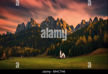 St Johann chiesa, Santa Maddalena in Val di Funes, Dolomiti, Italia Foto Stock