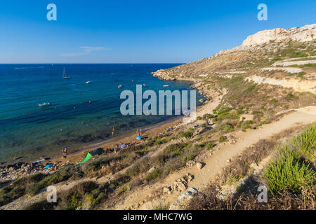 Bella acqua azzurra del Selmun spiaggia nel periodo estivo, in Maltese Imgiebah Bay, Il-Mellieha, Malta, Giugno 2017 Foto Stock