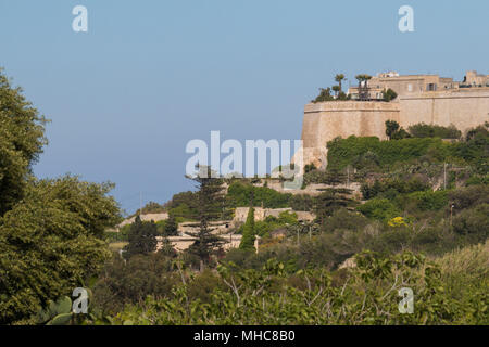 Antica collina fortificata città capitale di Malta, la città silenziosa, Mdina o L-Imdina, skyline contro la molla blu cielo con enormi pareti, cupola della cattedrale Foto Stock