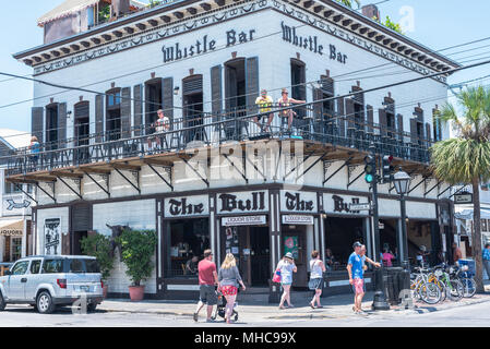 Key West Florida,--Aprile 29, 2018. Patroni rilassarsi sul balcone al secondo piano del fischietto Bar lungo Duval Street a Key West. Solo uso editoriale. Foto Stock